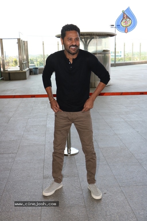 Sachin Tendulkar and Bollywood Celebrities Spotted at Airport - 21 / 60 photos