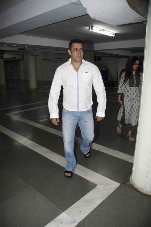 Salman Khan at Prayer Meet of Rajat Badjatya - 1 / 34 photos