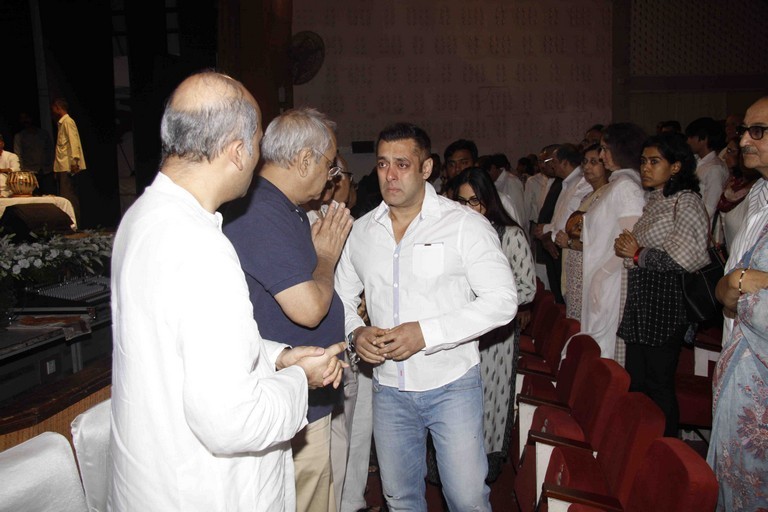 Salman Khan at Prayer Meet of Rajat Badjatya - 3 / 34 photos
