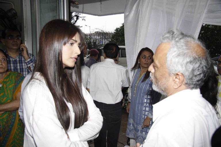 Salman Khan at Prayer Meet of Rajat Badjatya - 6 / 34 photos