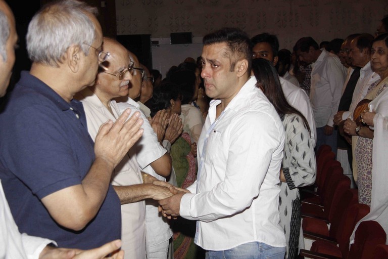 Salman Khan at Prayer Meet of Rajat Badjatya - 9 / 34 photos