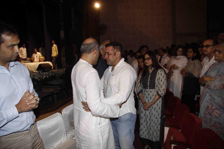 Salman Khan at Prayer Meet of Rajat Badjatya - 10 / 34 photos