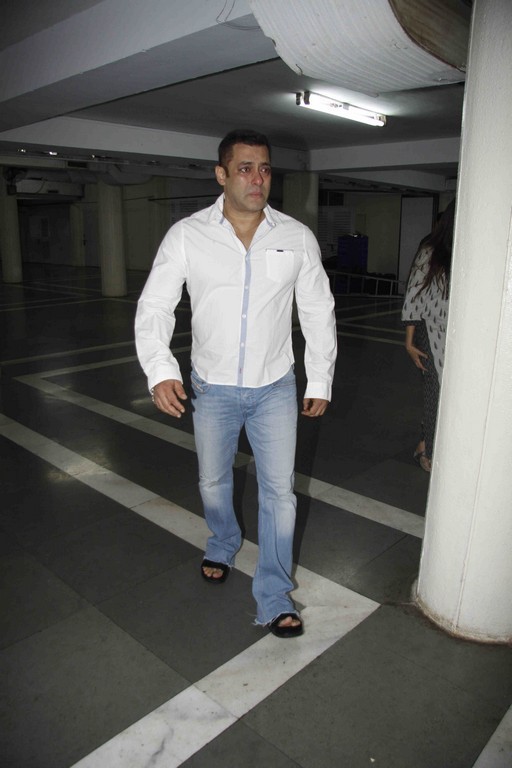Salman Khan at Prayer Meet of Rajat Badjatya - 11 / 34 photos