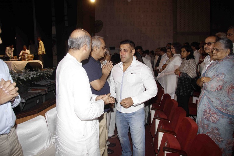 Salman Khan at Prayer Meet of Rajat Badjatya - 21 / 34 photos