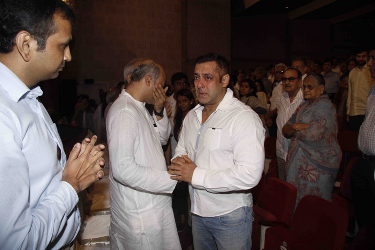 Salman Khan at Prayer Meet of Rajat Badjatya - 28 / 34 photos