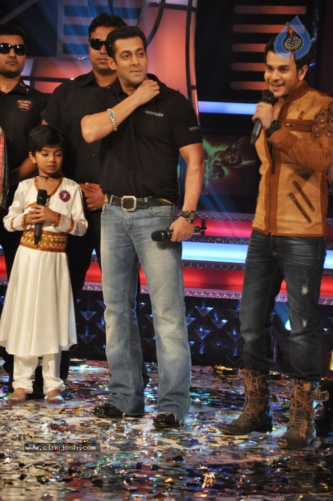 Salman Khan at Sa Re Ga Ma Pa Sets - 1 / 28 photos