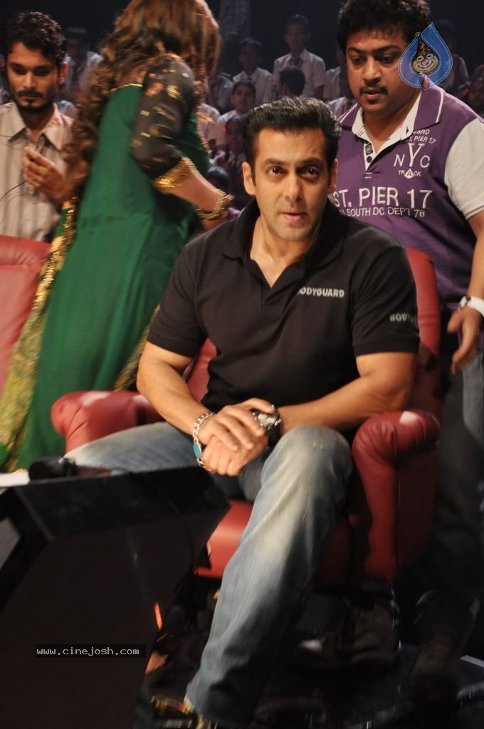 Salman Khan at Sa Re Ga Ma Pa Sets - 2 / 28 photos