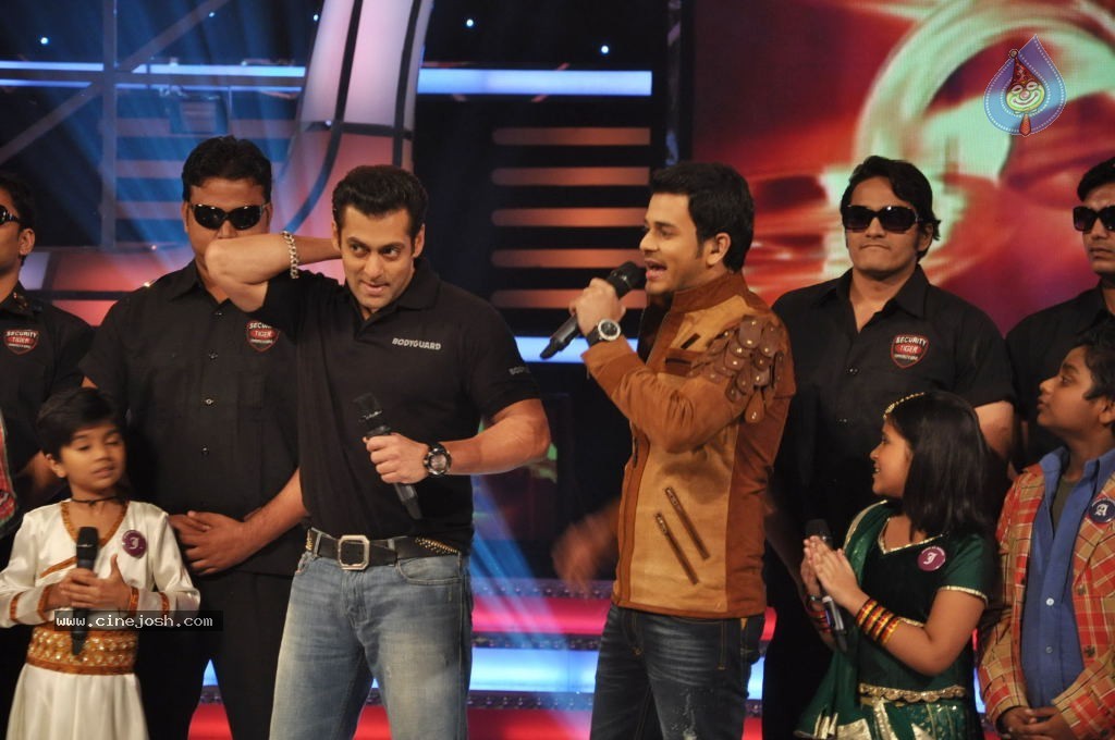 Salman Khan at Sa Re Ga Ma Pa Sets - 10 / 28 photos