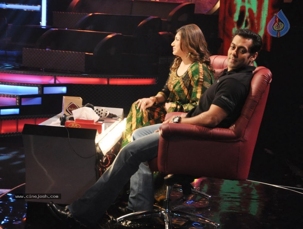 Salman Khan at Sa Re Ga Ma Pa Sets - 17 / 28 photos