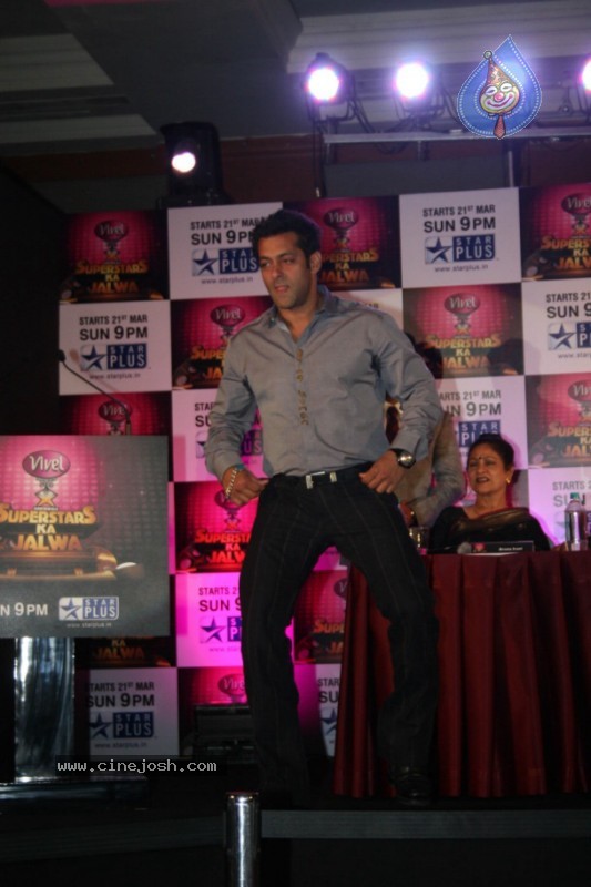 Salman Khan at Superstar Ka Jalwa Awards - 15 / 33 photos
