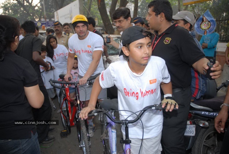 Salman Khan, Neetu Chandra at Mumbai Cyclothon - 6 / 34 photos