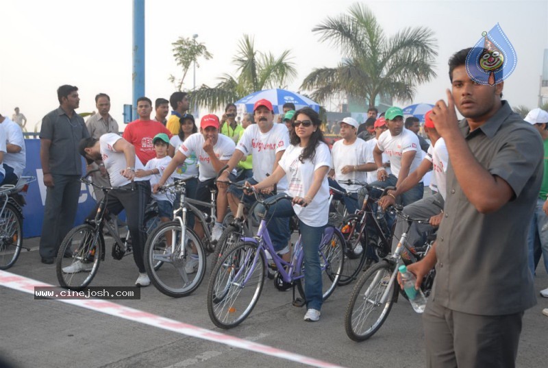 Salman Khan, Neetu Chandra at Mumbai Cyclothon - 7 / 34 photos