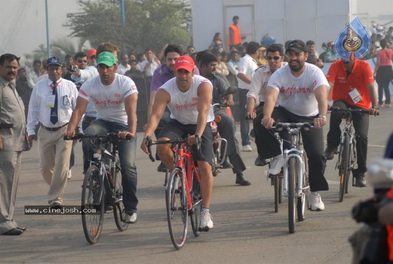 Salman Khan, Neetu Chandra at Mumbai Cyclothon - 9 / 34 photos