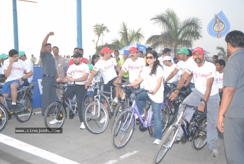 Salman Khan, Neetu Chandra at Mumbai Cyclothon - 13 / 34 photos