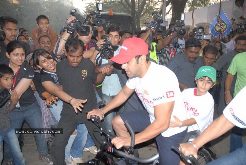 Salman Khan, Neetu Chandra at Mumbai Cyclothon - 30 / 34 photos