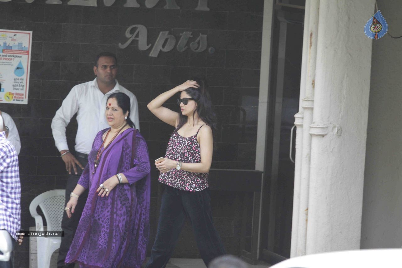 Salman Khan Snapped at His House - 16 / 73 photos