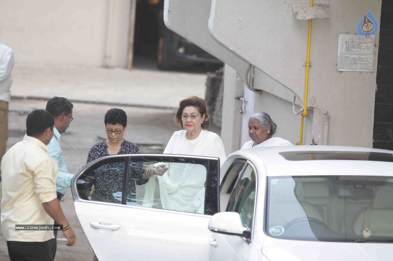 Salman Khan Snapped at His House - 18 / 73 photos