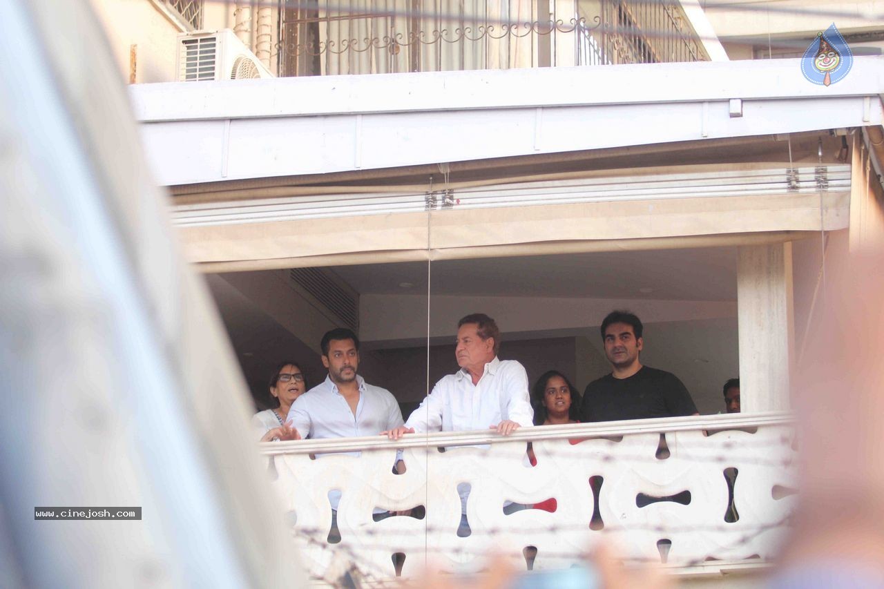 Salman Khan Snapped at His House - 19 / 73 photos