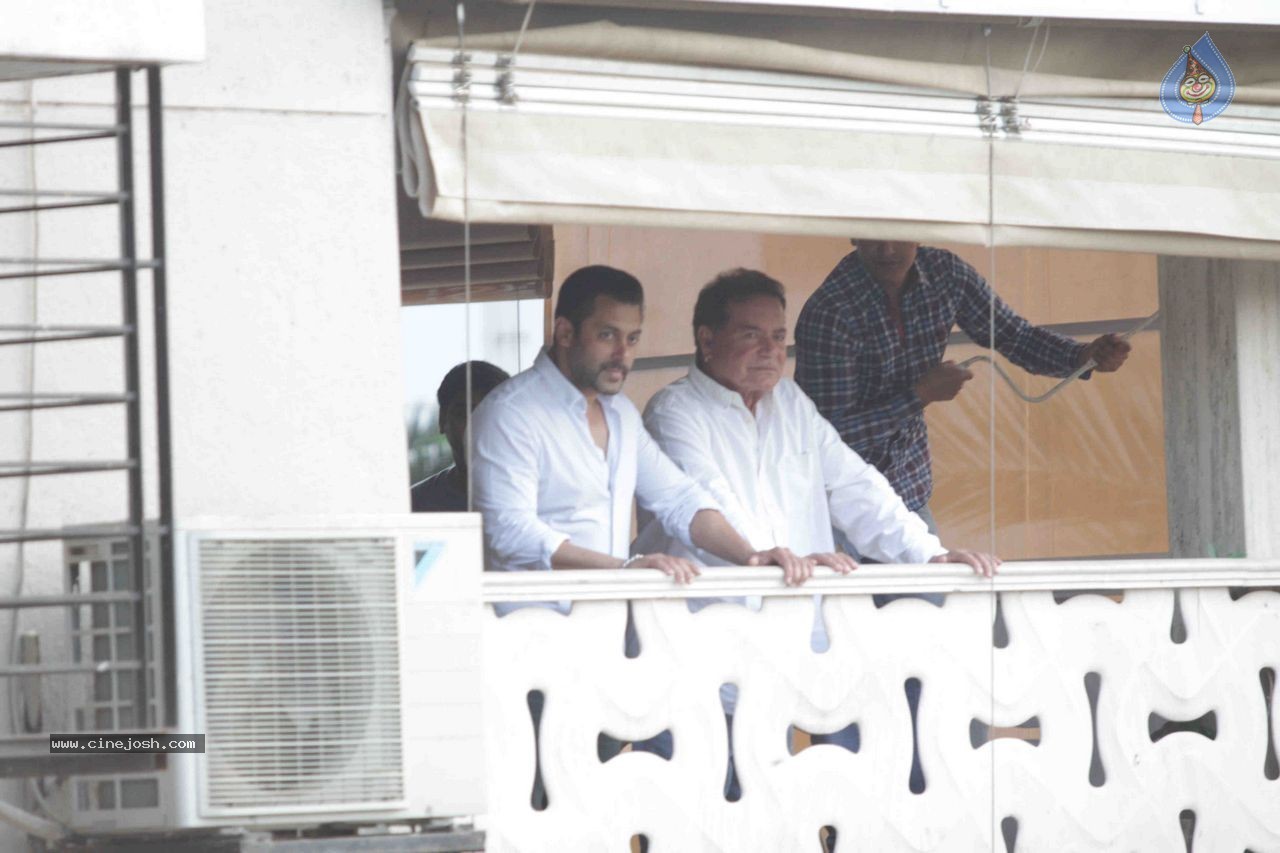 Salman Khan Snapped at His House - 34 / 73 photos