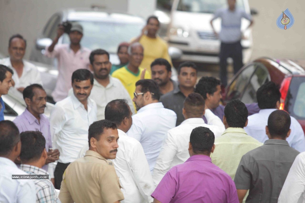 Salman Khan Snapped at His House - 39 / 73 photos