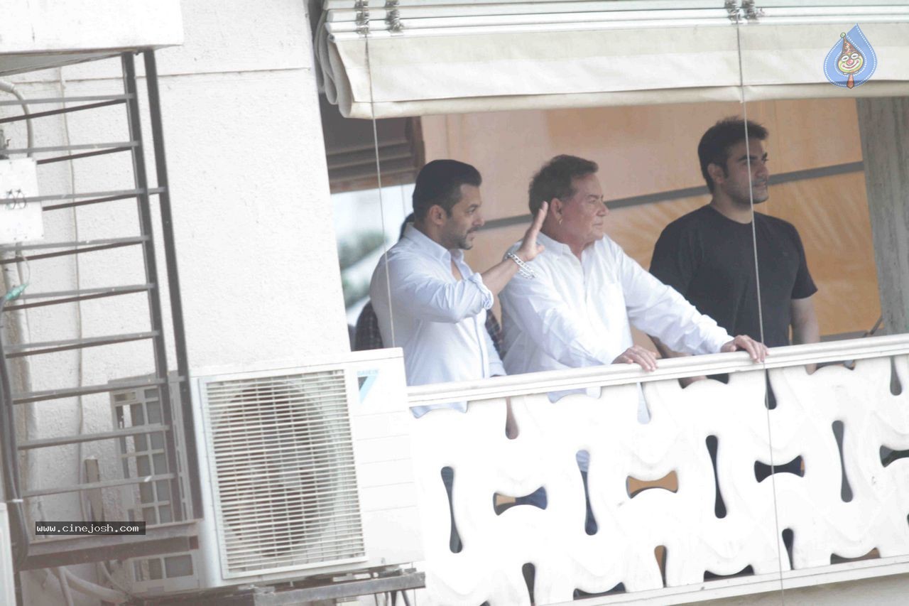 Salman Khan Snapped at His House - 49 / 73 photos