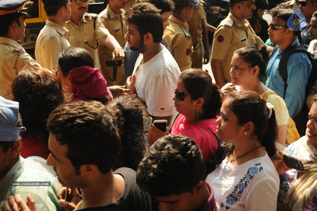 Salman Khan Snapped at His House - 50 / 73 photos