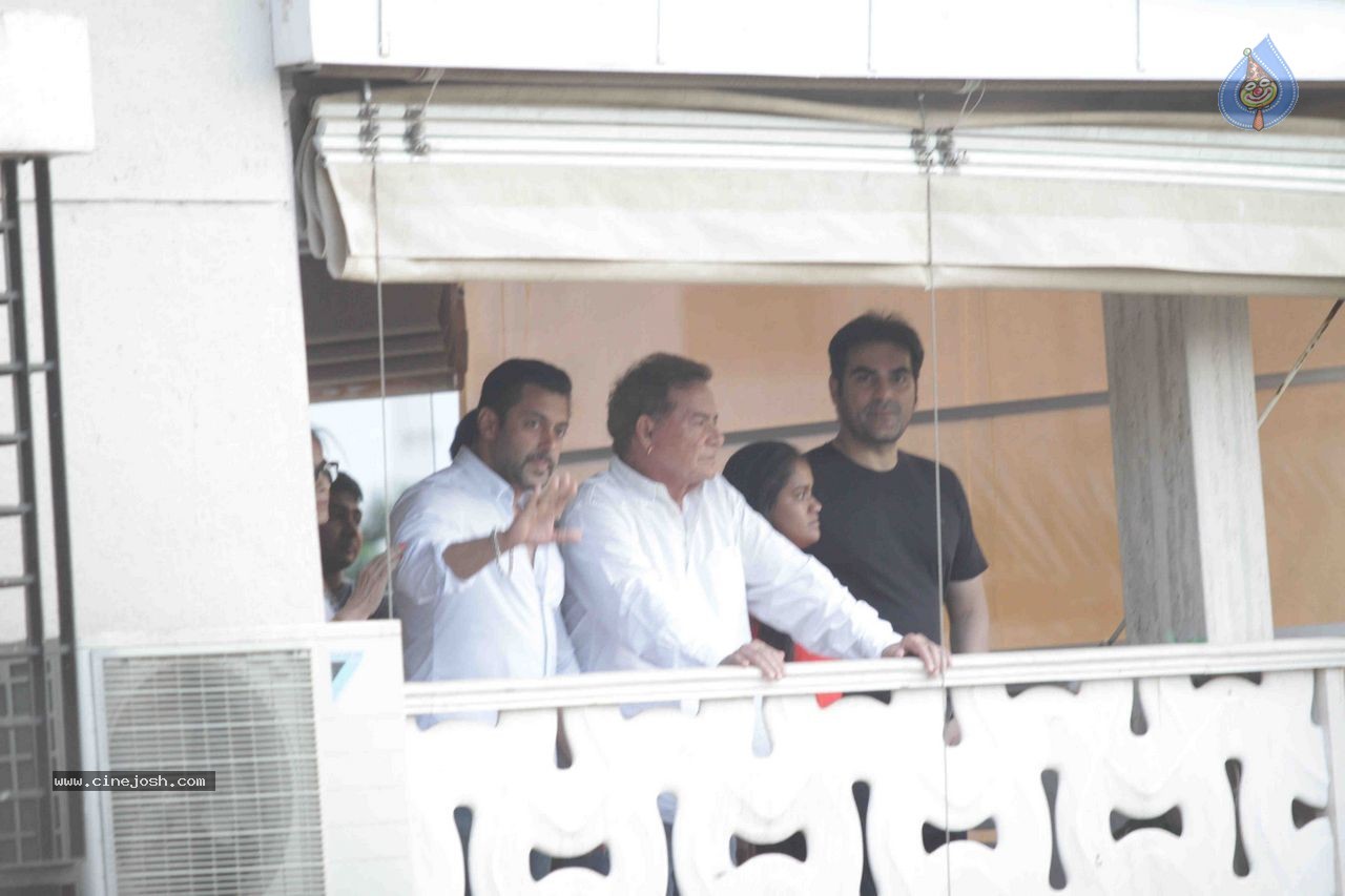Salman Khan Snapped at His House - 55 / 73 photos