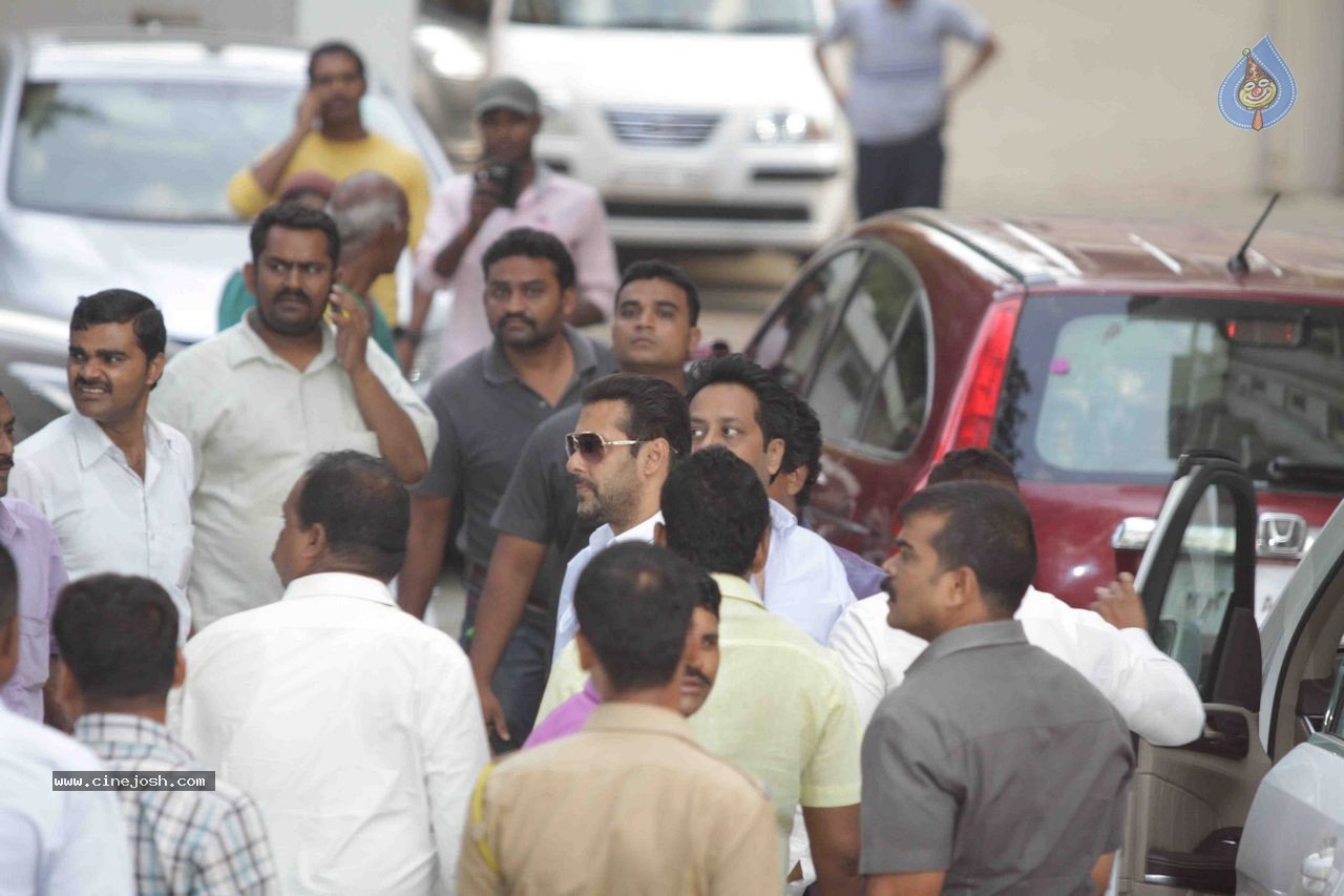 Salman Khan Snapped at His House - 64 / 73 photos