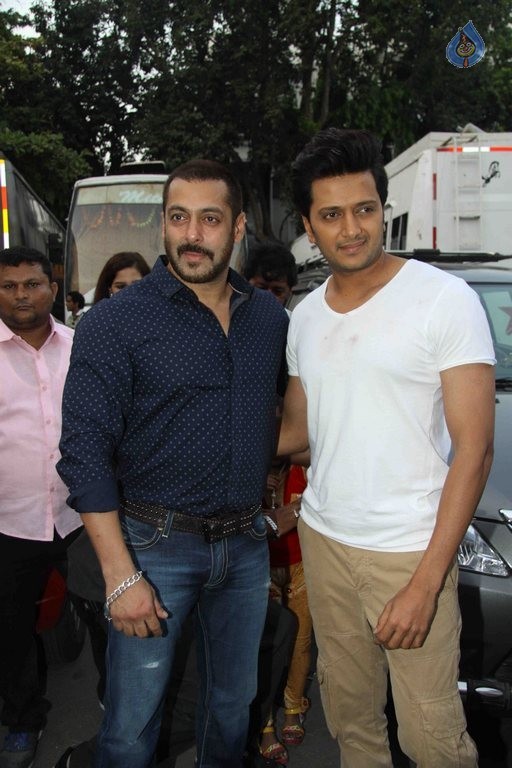 Salman Khan Visits Film Great Grand Masti Sets - 2 / 14 photos