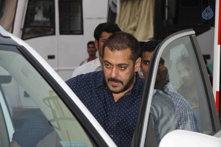 Salman Khan Visits Film Great Grand Masti Sets - 3 / 14 photos