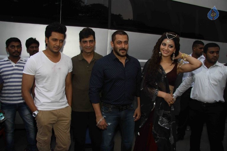 Salman Khan Visits Film Great Grand Masti Sets - 5 / 14 photos