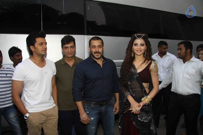 Salman Khan Visits Film Great Grand Masti Sets - 11 / 14 photos