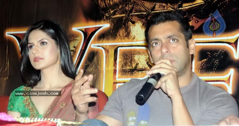 Salman Khan,Zarine Khan At Prasad's Multiplex In Hyderabad - 6 / 44 photos
