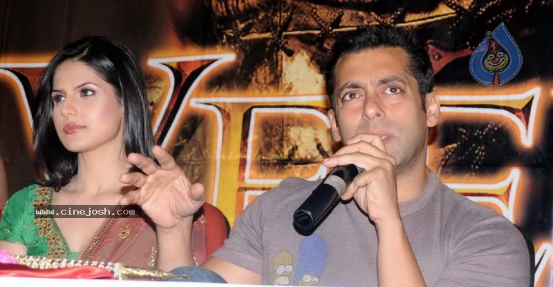 Salman Khan,Zarine Khan At Prasad's Multiplex In Hyderabad - 7 / 44 photos