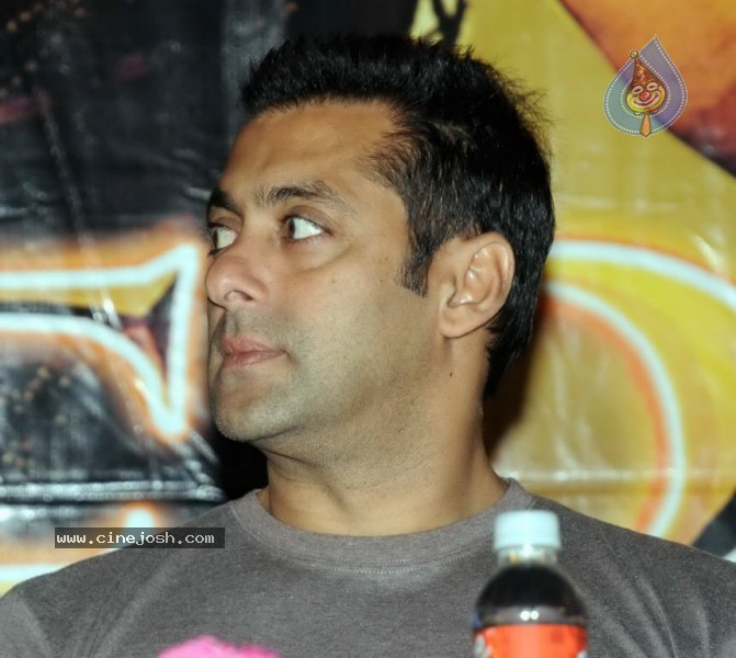 Salman Khan,Zarine Khan At Prasad's Multiplex In Hyderabad - 10 / 44 photos