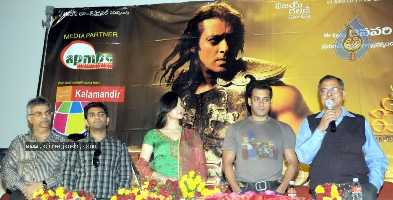 Salman Khan,Zarine Khan At Prasad's Multiplex In Hyderabad - 14 / 44 photos