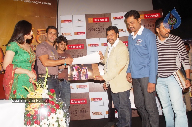 Salman Khan,Zarine Khan At Prasad's Multiplex In Hyderabad - 21 / 44 photos