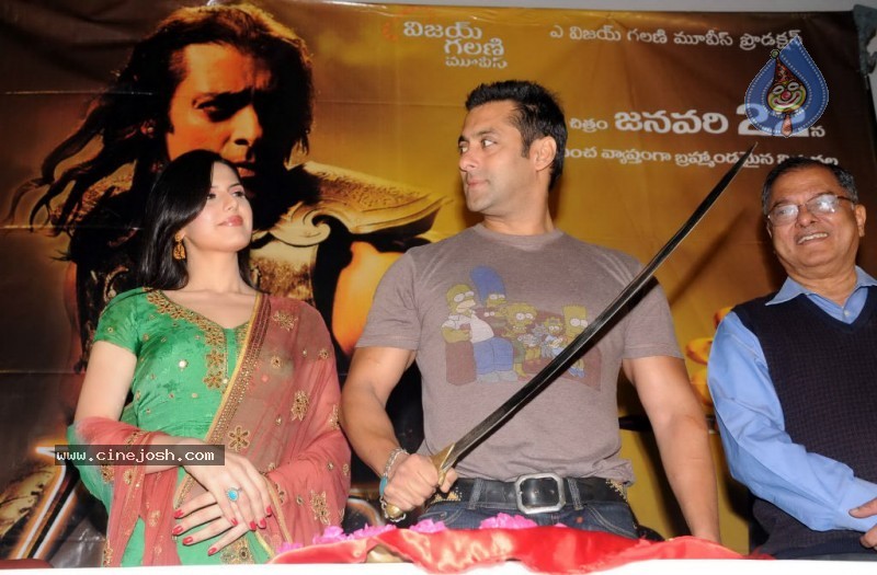 Salman Khan,Zarine Khan At Prasad's Multiplex In Hyderabad - 22 / 44 photos