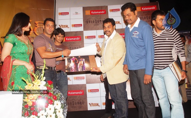 Salman Khan,Zarine Khan At Prasad's Multiplex In Hyderabad - 24 / 44 photos