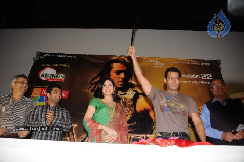 Salman Khan,Zarine Khan At Prasad's Multiplex In Hyderabad - 26 / 44 photos