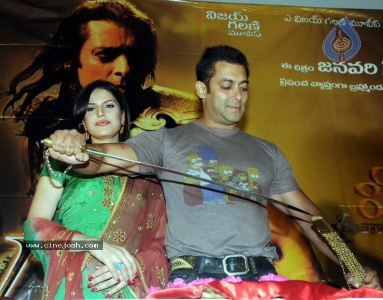 Salman Khan,Zarine Khan At Prasad's Multiplex In Hyderabad - 27 / 44 photos