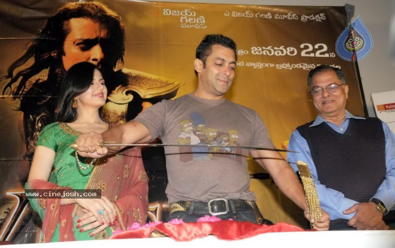 Salman Khan,Zarine Khan At Prasad's Multiplex In Hyderabad - 29 / 44 photos