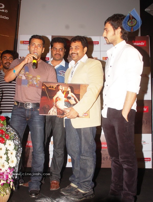 Salman Khan,Zarine Khan At Prasad's Multiplex In Hyderabad - 30 / 44 photos