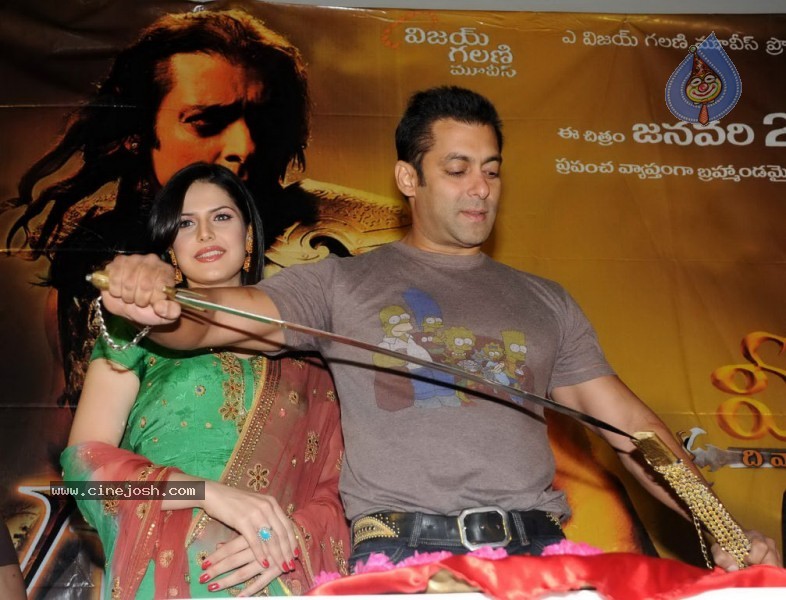 Salman Khan,Zarine Khan At Prasad's Multiplex In Hyderabad - 32 / 44 photos