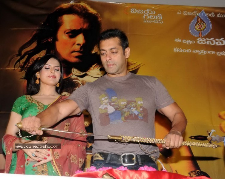 Salman Khan,Zarine Khan At Prasad's Multiplex In Hyderabad - 35 / 44 photos