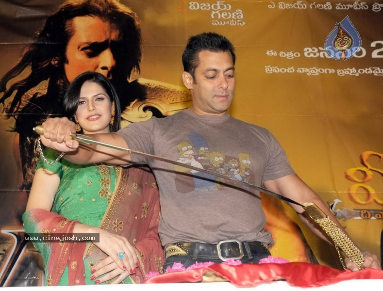 Salman Khan,Zarine Khan At Prasad's Multiplex In Hyderabad - 38 / 44 photos