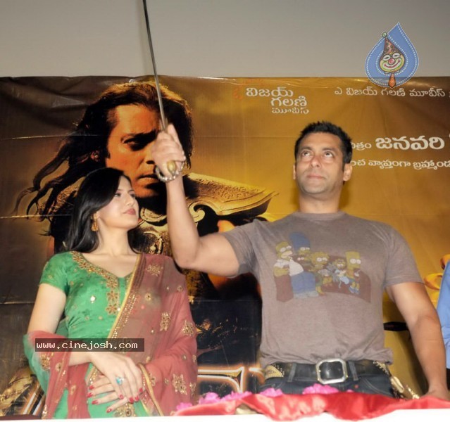 Salman Khan,Zarine Khan At Prasad's Multiplex In Hyderabad - 42 / 44 photos