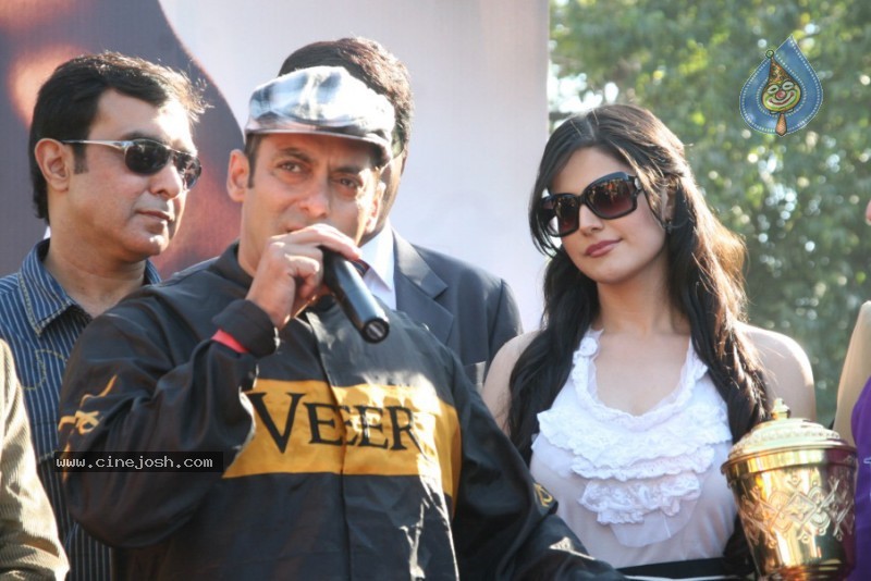 Salman Khan,Zarine Khan At Veer Exhibition Race - 22 / 43 photos