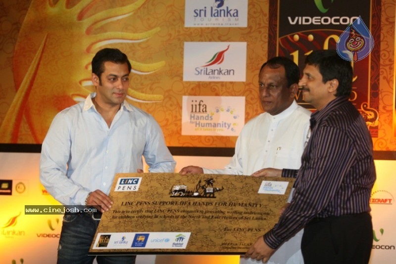 Salman, Lara Dutta, Ritesh at IIFA 2010 Press Meet - 10 / 40 photos