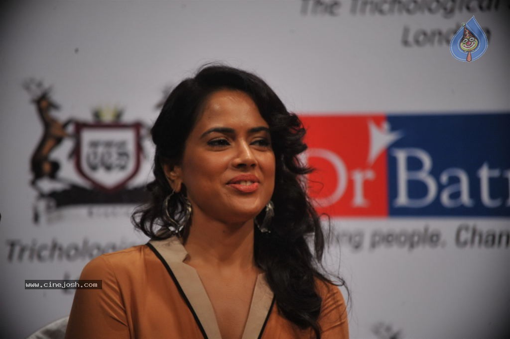 Sameera Reddy at Akshay Batras Event - 4 / 33 photos